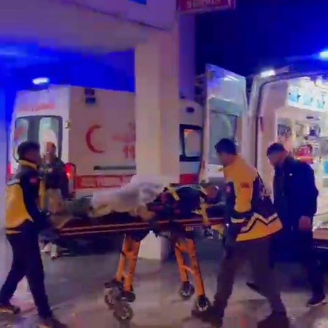 Hafif ticari araç bariyerlere çarptı: 2 yaralı