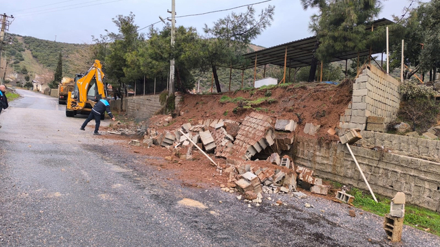 Gaziantep'te sağanak nedeniyle mezarlığın istinat duvarı çöktü