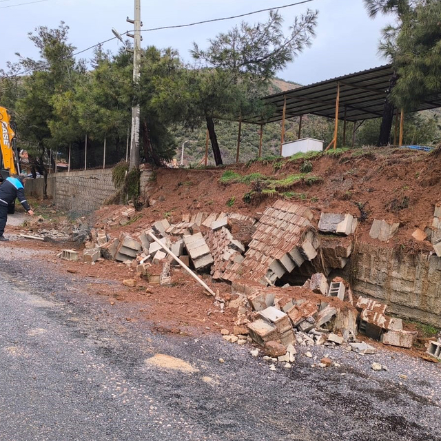 Gaziantep'te sağanak nedeniyle mezarlığın istinat duvarı çöktü