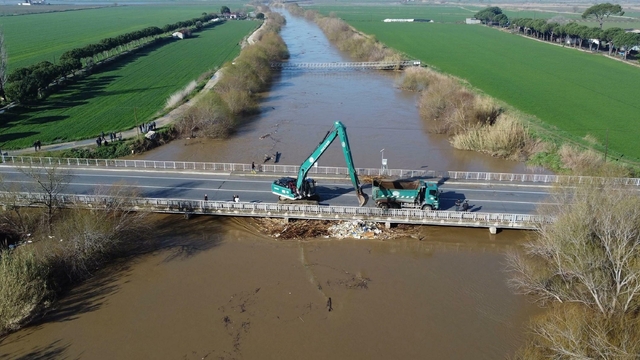 Büyük Menderes Nehri yine taştı, tarım arazileri su altında kaldı