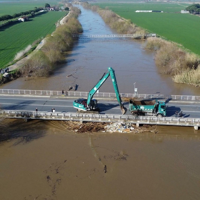 Büyük Menderes Nehri yine taştı, tarım arazileri su altında kaldı