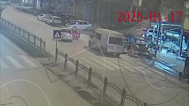 Motokuryenin otomobile çarparak savrulduğu kaza kamerada