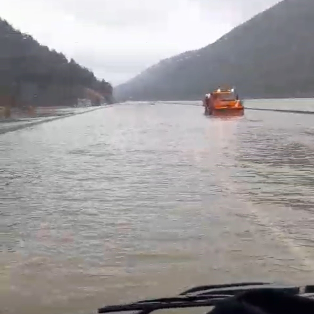 Dün yağan sağanak karayolunu göle döndürdü
Yeni Antalya-Konya Karayolu yağm...