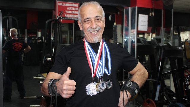 Rakip bulamayan ve gençlerle yarışan 65 yaşındaki Hakkı Bozat 420 kilo kaldırdı
Hakkı Bozat, gözünü Dünya Şampiyonası'na dikti