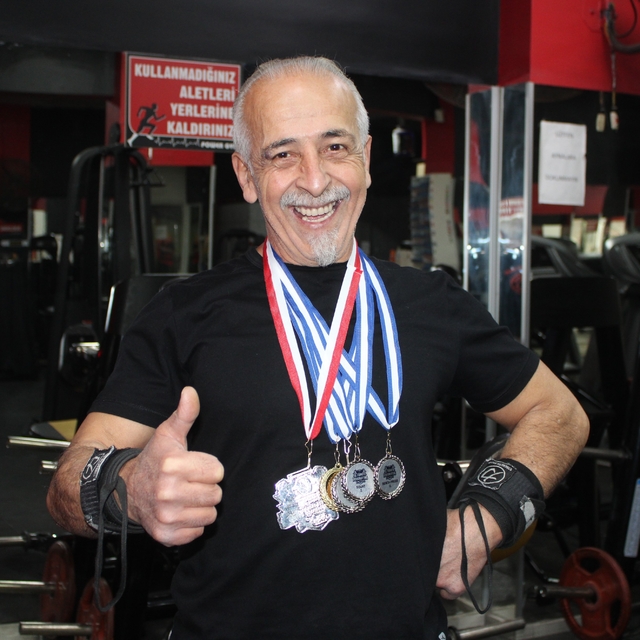 Rakip bulamayan ve gençlerle yarışan 65 yaşındaki Hakkı Bozat 420 kilo kald...