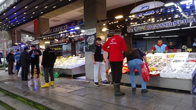 Karadeniz'de sezon sonu bereketi
Hamsi tezgahları doldurdu, fiyatı 100 TL'de kaldı
