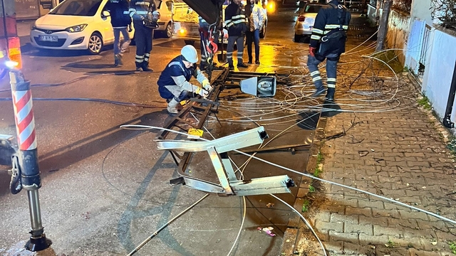 Gaziantep'te fırtına mesaisi
Toroslar EDAŞ şebekeyi normale döndürdü