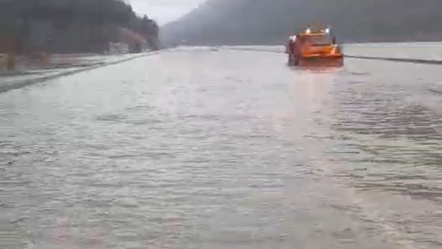 Dün yağan sağanak karayolunu göle döndürdü
Yeni Antalya-Konya Karayolu yağmur suları nedeniyle ulaşıma kapandı