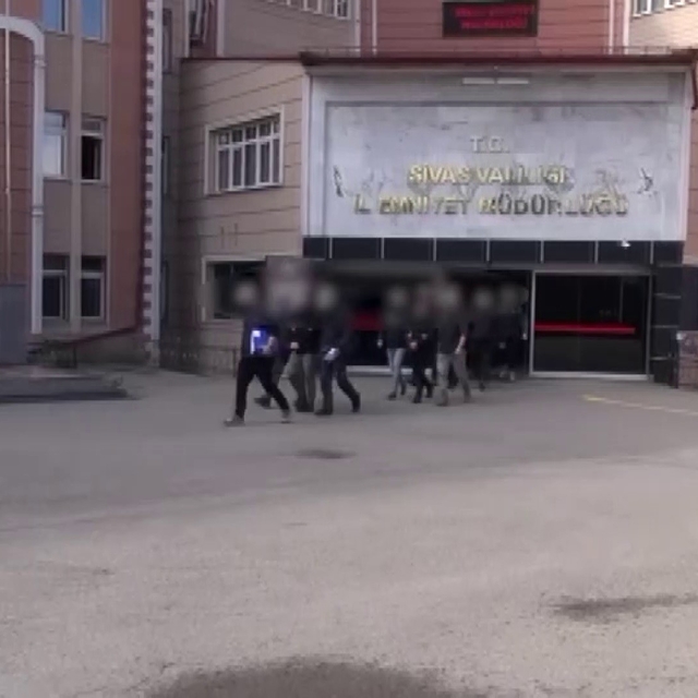 Dini istismar eden terör yapılanmasına eş zamanlı baskın: 4 tutuklama