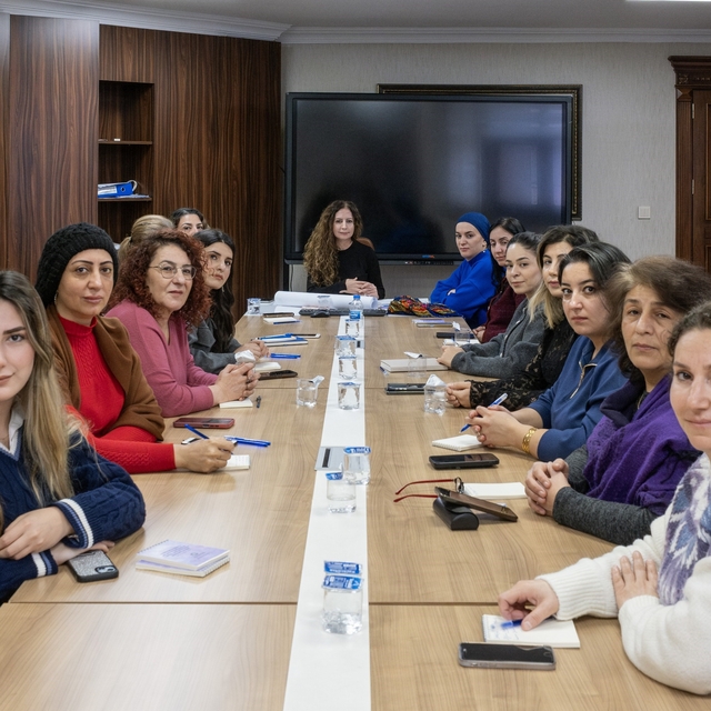 Diyarbakır Büyükşehir Belediyesi kadının insan hakları eğitim programını ha...