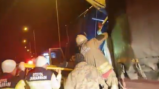 TEM'de kamyonlar çarpıştı: 1 ölü, 1 yaralı