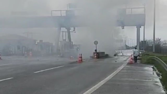 Otoyolda gişelere çarpıp alev alan otomobilin sürücüsü öldü