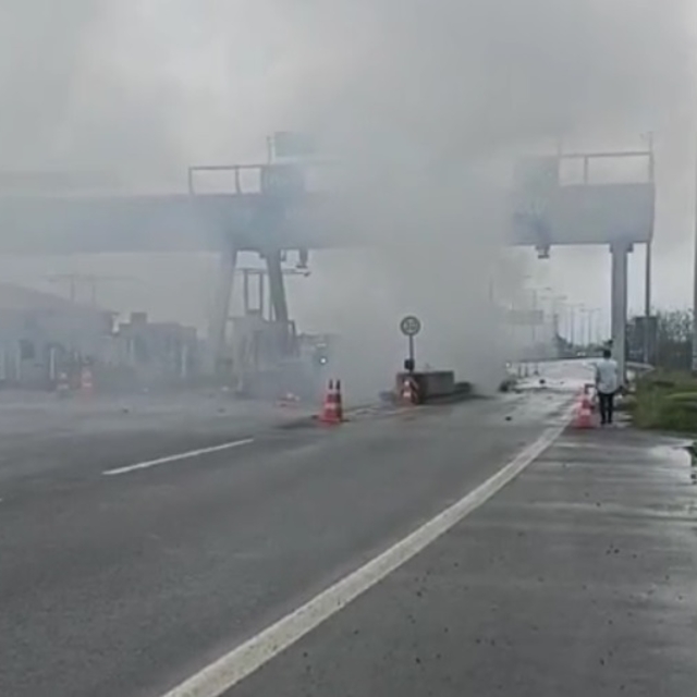 Otoyolda gişelere çarpıp alev alan otomobilin sürücüsü öldü