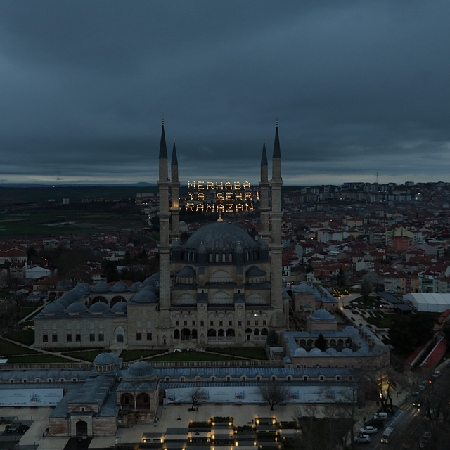 Selimiye Camii'nin minarelerine Ramazan mahyası asıldı