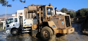 Söke'de Belediye ekipleri dört bir yanda mücadele ediyor