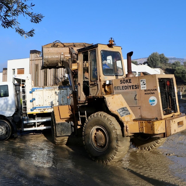 Söke'de Belediye ekipleri dört bir yanda mücadele ediyor