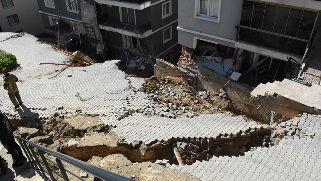 İzmir'de toprak kayması; 2 bina ve 7 araç zarar gördü (2)