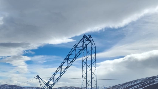 Erzincan'da şiddetli rüzgar nedeniyle bazı evlerin çatıları ile elektrik ve telefon direkleri zarar gördü