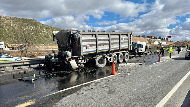 Eskişehir'de bariyere çarpan tırın sürücüsü yaralandı
