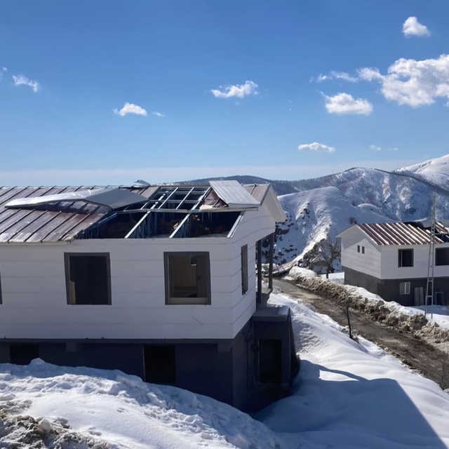 Konutların çatıları şiddetli rüzgara dayanamadı