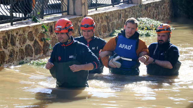 Antalya'da kuvvetli yağış 7 ilçede hasara neden oldu, mahsur kalan hayvanlar kurtarıldı (4)
