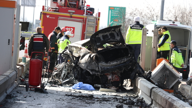 Sakarya'da otoyol gişelerindeki bariyere çarpan otomobilin sürücüsü öldü