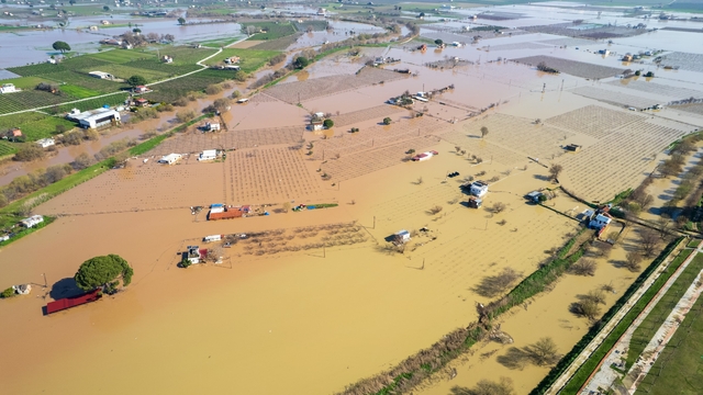 Gediz Nehri taştı, köprüler alarm veriyor
Gediz Nehri ve bağlı olduğu nehirlerin taşmasıyla Manisa ovası sular altında kaldı
Su seviyesinin yol hizasına ulaştığı köprüde çökme meydana geldi