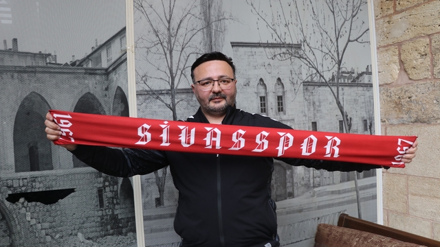Sevgililer gününde eşini yalnız bırakıp Sivasspor'u seçti
Sevgililer gününde gerçek aşkım dediği Sivasspor için uçağa atlayıp Sivas'a geldi
Bazen uçak, bazen tren bazen de otomobili ile binlerce kilometre yol yaparak Sivasspor'un tüm maçlarını tribünde izliyor
