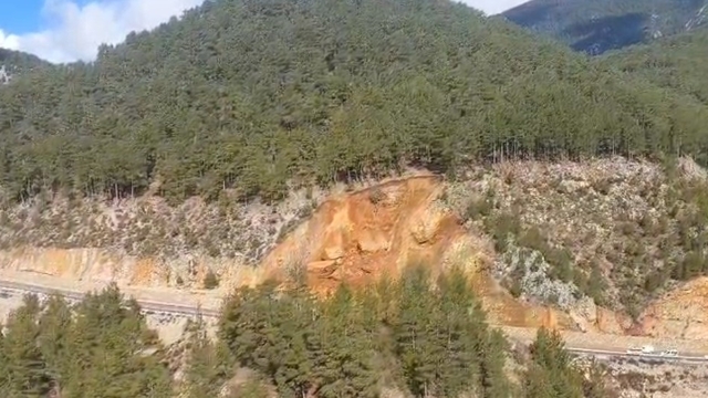 Gündoğmuş'ta toprak kayması: Ulaşıma kapanan yol, tek şeritten trafiğe açıldı