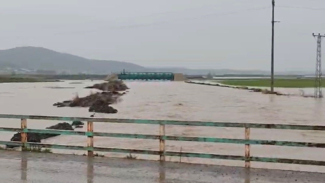 İslahiye'de sağanak sonrası ev ve tarlaları su bastı