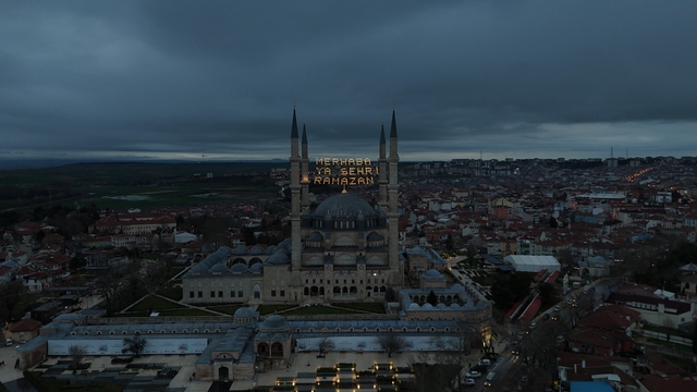 Selimiye Camii'nin minarelerine Ramazan mahyası asıldı