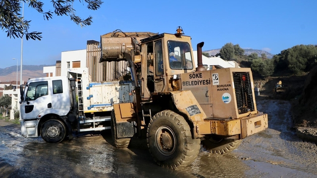 Söke'de Belediye ekipleri dört bir yanda mücadele ediyor