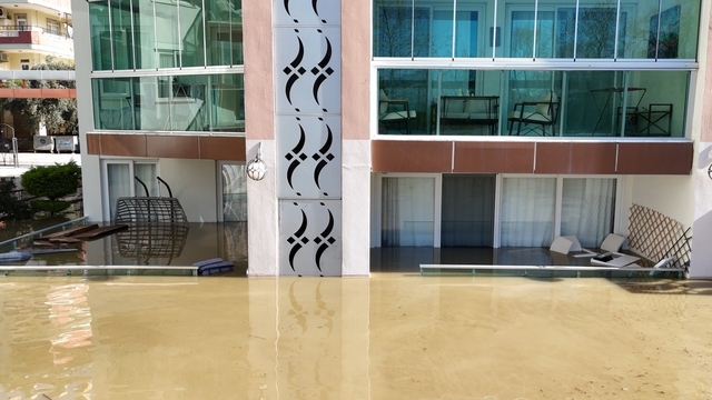 Taşan çaydaki işletme yıkıldı, sulara kapılmak üzere olan bir köpek son anda kurtarıldı
Evler sular altın kaldı, sahil eşyalar ile doldu
Su taşkını drone ile havadan görüntülendi