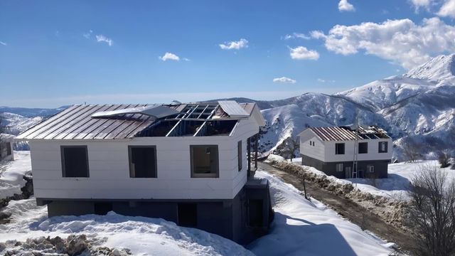 Konutların çatıları şiddetli rüzgara dayanamadı