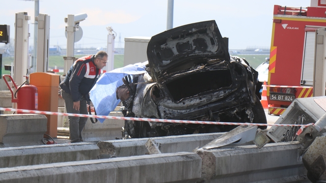 KMO'da feci kaza: Bariyerlere çarptı alev aldı, sürücü olay yerinde hayatını kaybetti
Otomobil hurdaya döndü, haberi alan yakınları sinir krizi geçirdi