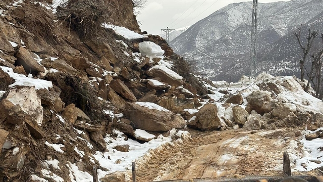 Bitlis'te heyelan nedeniyle kapanan bazı köy yolları ulaşıma açıldı