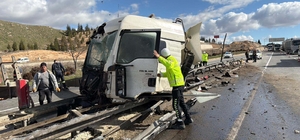 Yön tabelasına çarpan kamyonun kupası koptu
