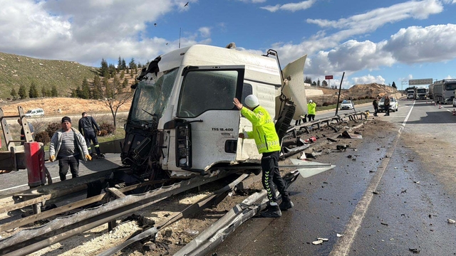 Yön tabelasına çarpan kamyonun kupası koptu