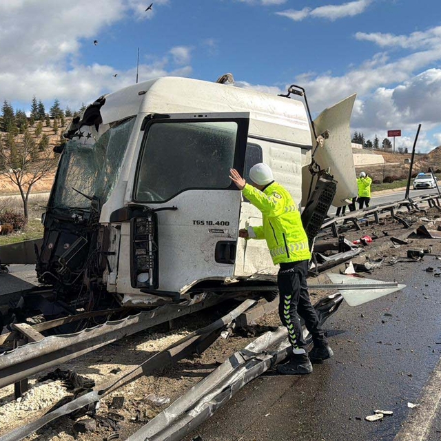 Yön tabelasına çarpan kamyonun kupası koptu