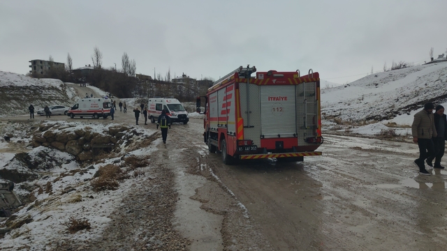 Van'da otomobil dereye uçtu: 3 yaralı