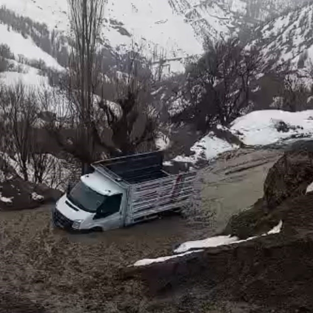 Hizan'da kar eridi, heyelan yolları kapattı