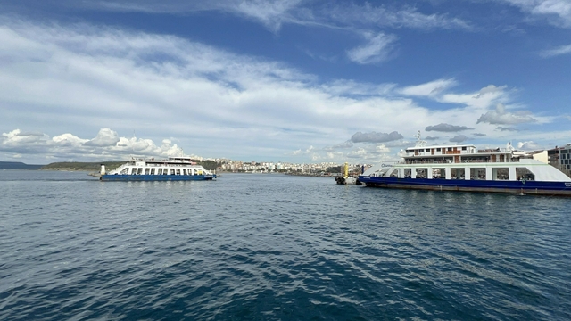 Bozcaada ve Gökçeada'da feribot seferlerine 'fırtına' engeli