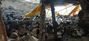 Hakkari'de yağış nedeniyle ahır çöktü