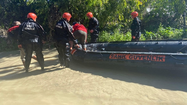 Sağanakta su basan seranın çatısında mahsur kalan 2 kişi botla kurtarıldı