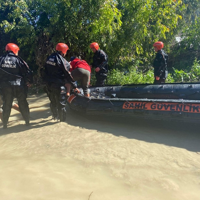 Sağanakta su basan seranın çatısında mahsur kalan 2 kişi botla kurtarıldı
