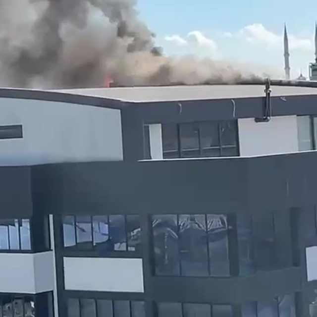 İş merkezinin dış cephesinde yangın çıktı