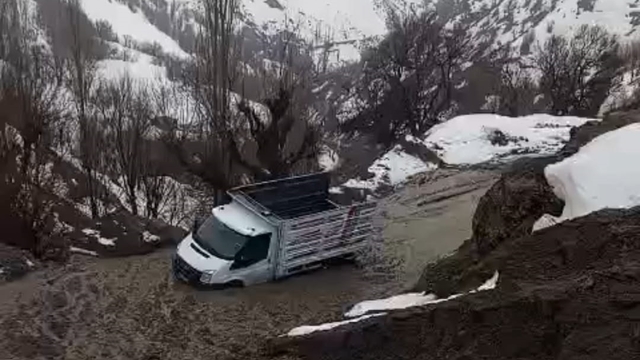 Bitlis’te heyelan nedeniyle 4 köy yolu ulaşıma kapandı