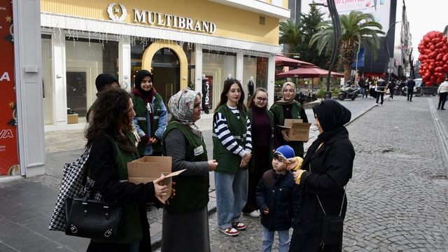 Yeşilay, vatandaşlara kış çayı dağıtarak sağlıklı yaşama ve bağımlılığa dikkati çekti