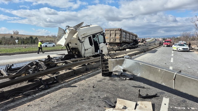 Yönlendirme tabelasına çarpan tırın ön kabini koptu: 1 yaralı