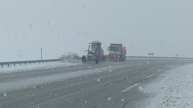 Van'ın yüksek kesimlerde lapa lapa kar yağdı
Van'da 43 yerleşim yerinin yolu kapalı
Karabet Geçidi'nde kar kalınlığı 3 metre